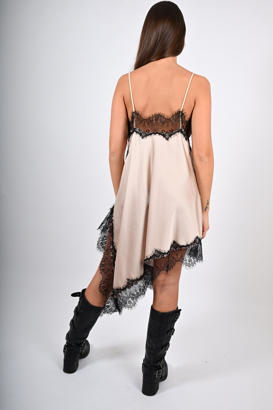 Abito svasato in raso con pizzo