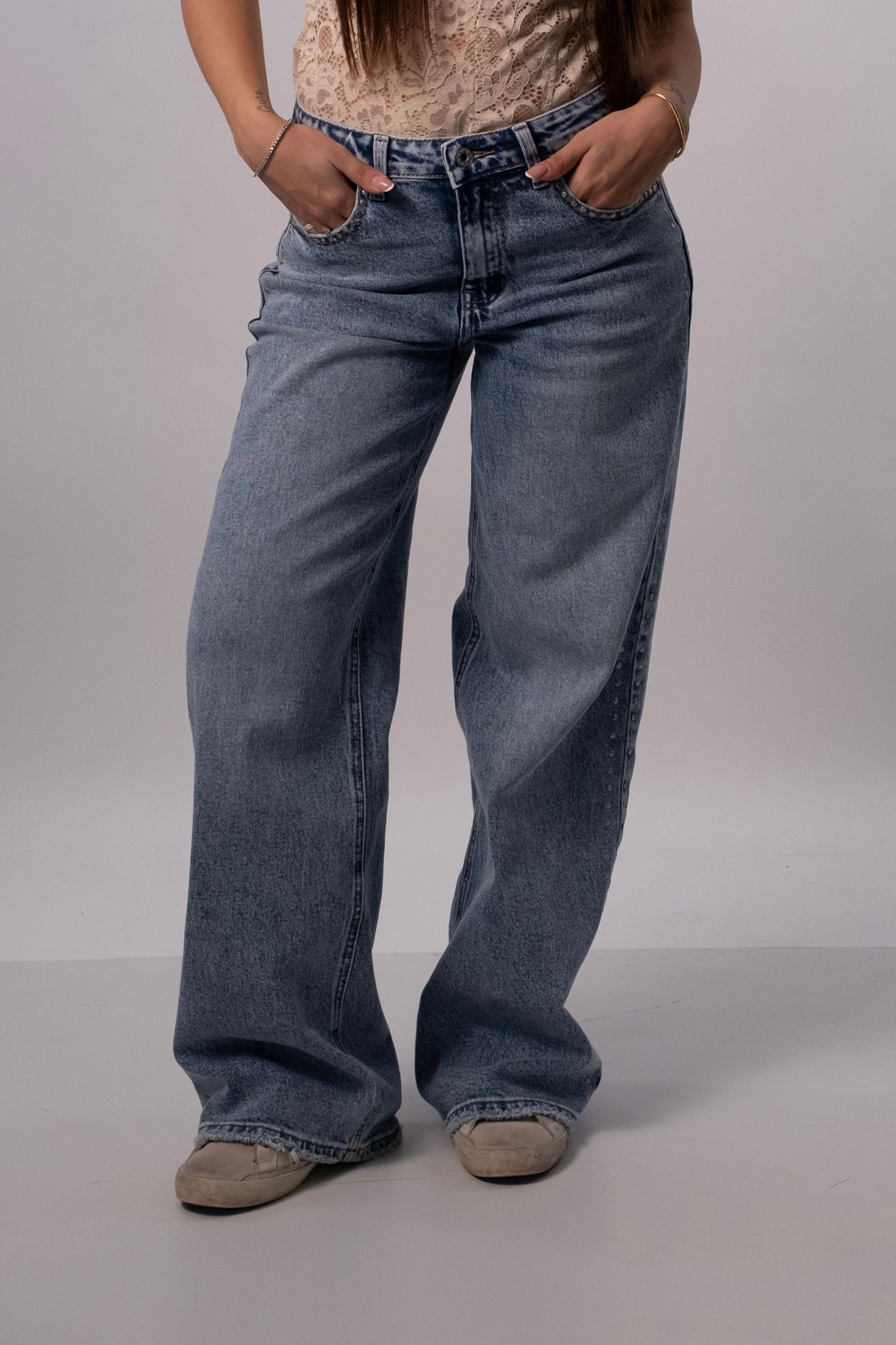 Denim mom fit con borchie