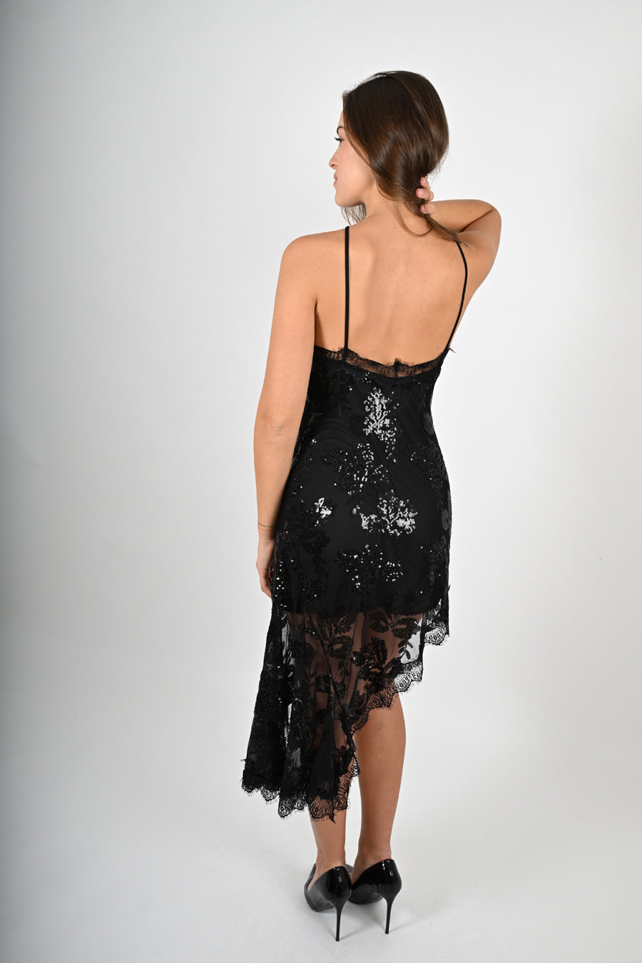 Abito in tulle con ricami in paillettes