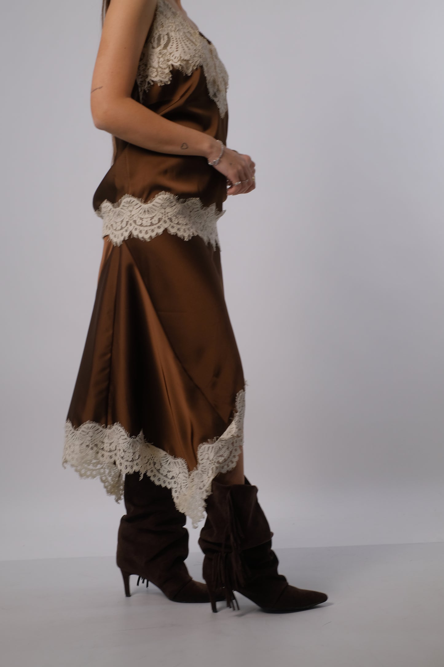 Gonna in raso con pizzo