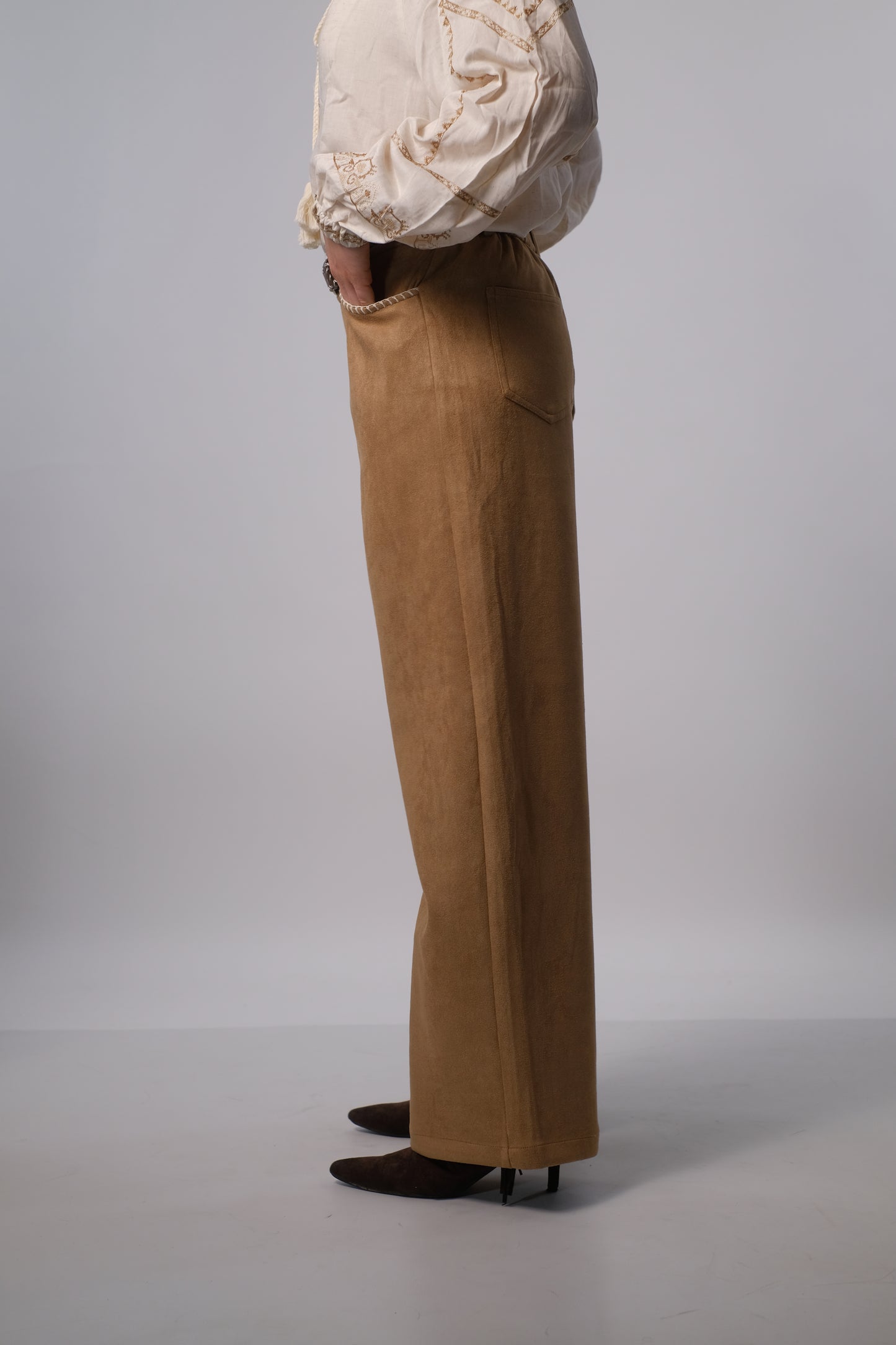 Pantalone in simil-camoscio con cintura