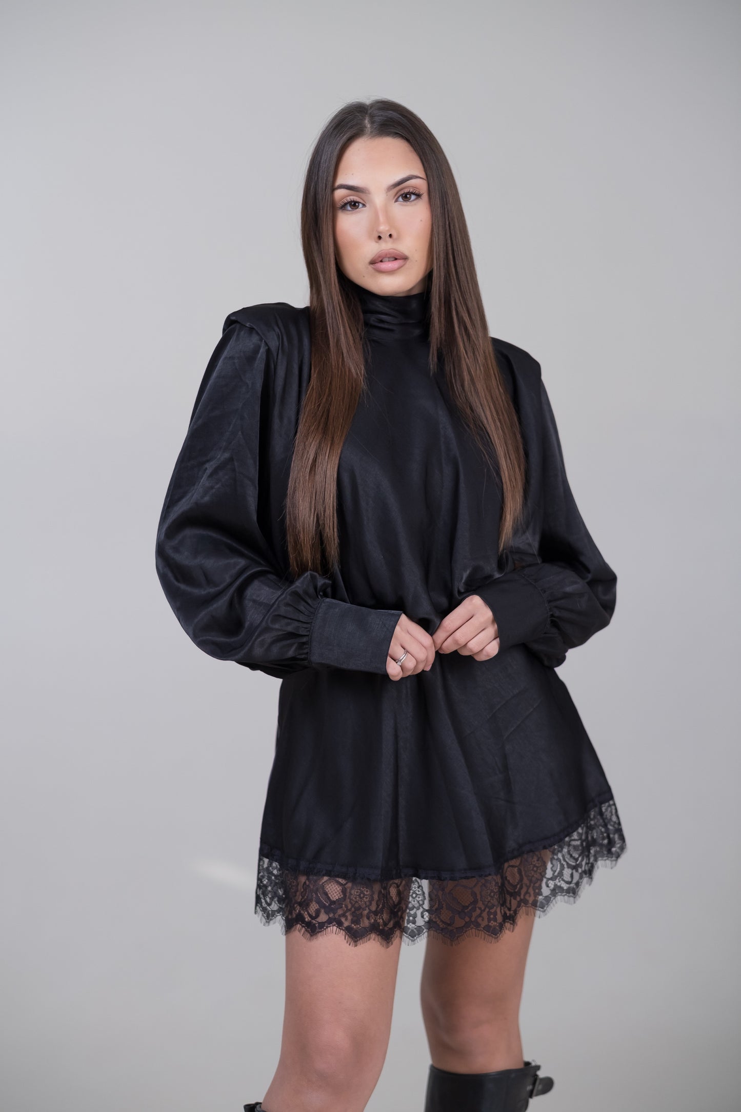 Abito in raso con pizzo