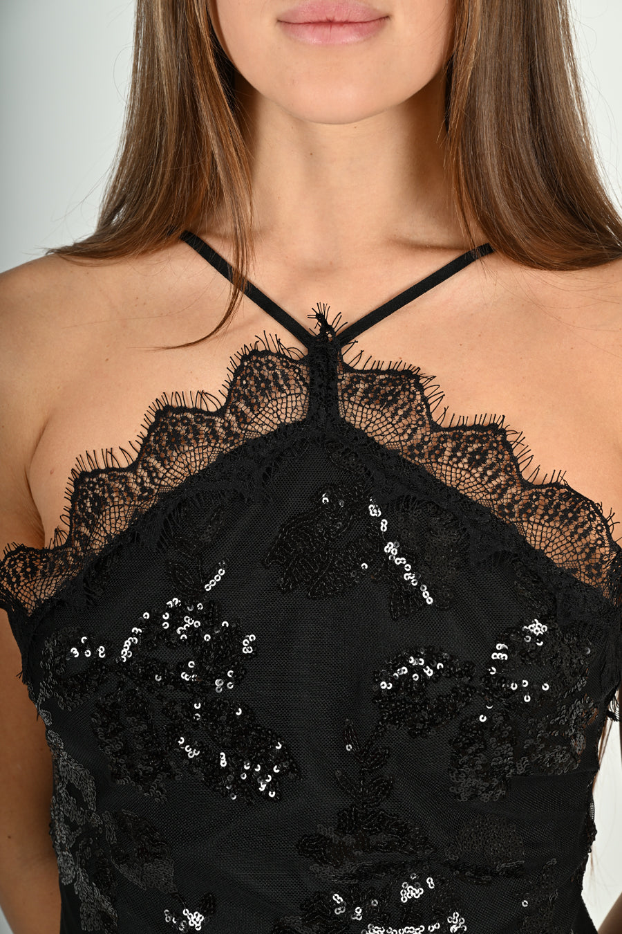 Abito in tulle con ricami in paillettes