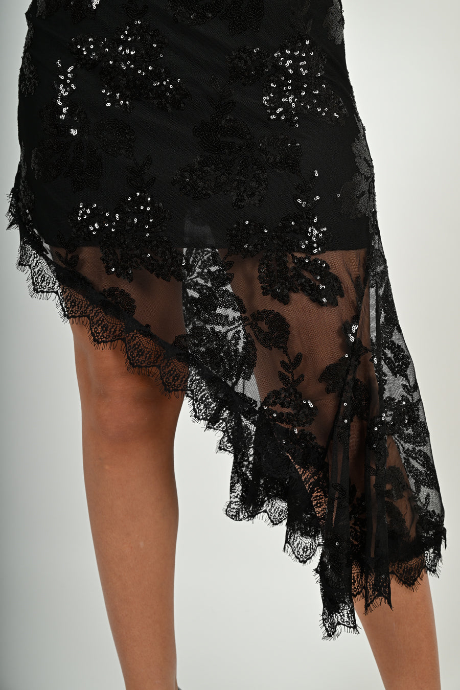 Abito in tulle con ricami in paillettes