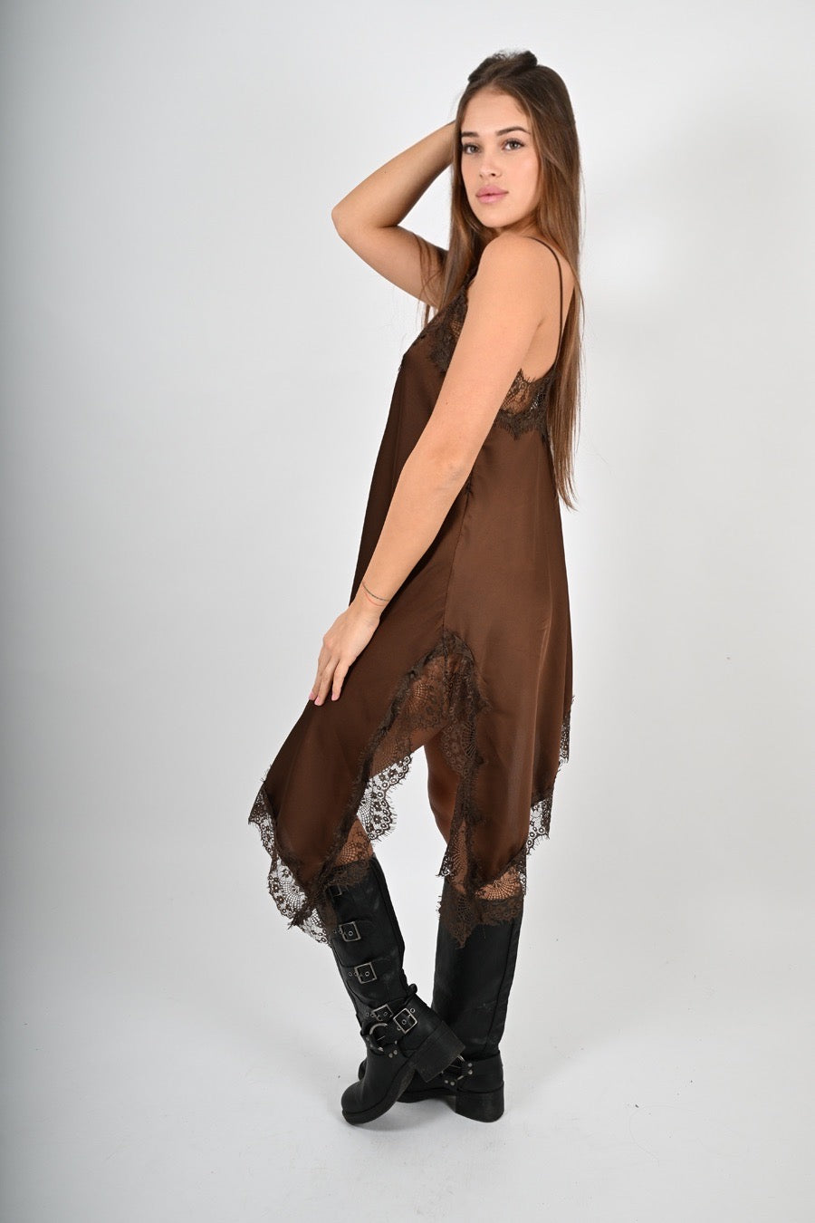 Abito svasato in raso con pizzo