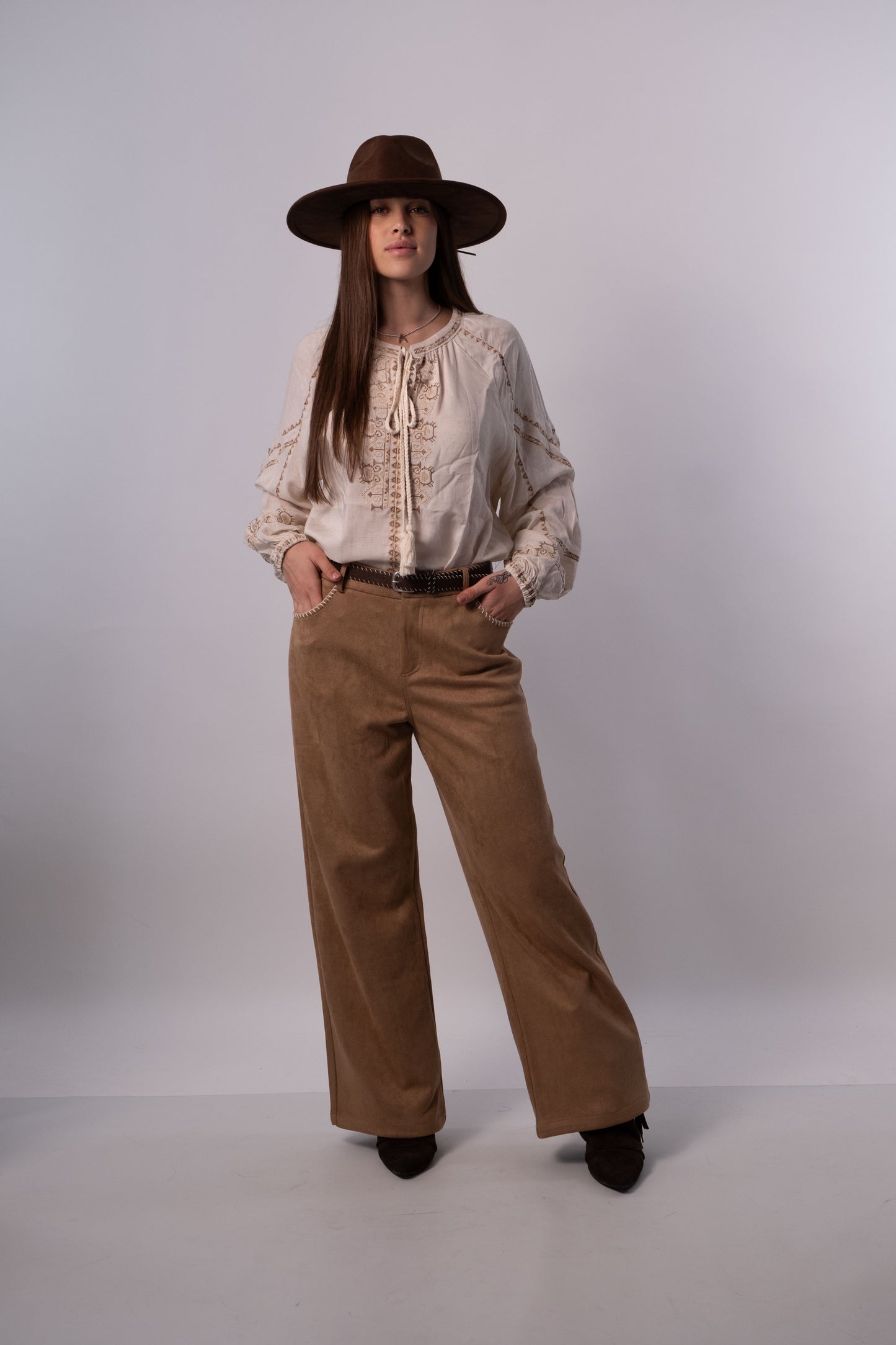 Pantalone in simil-camoscio con cintura