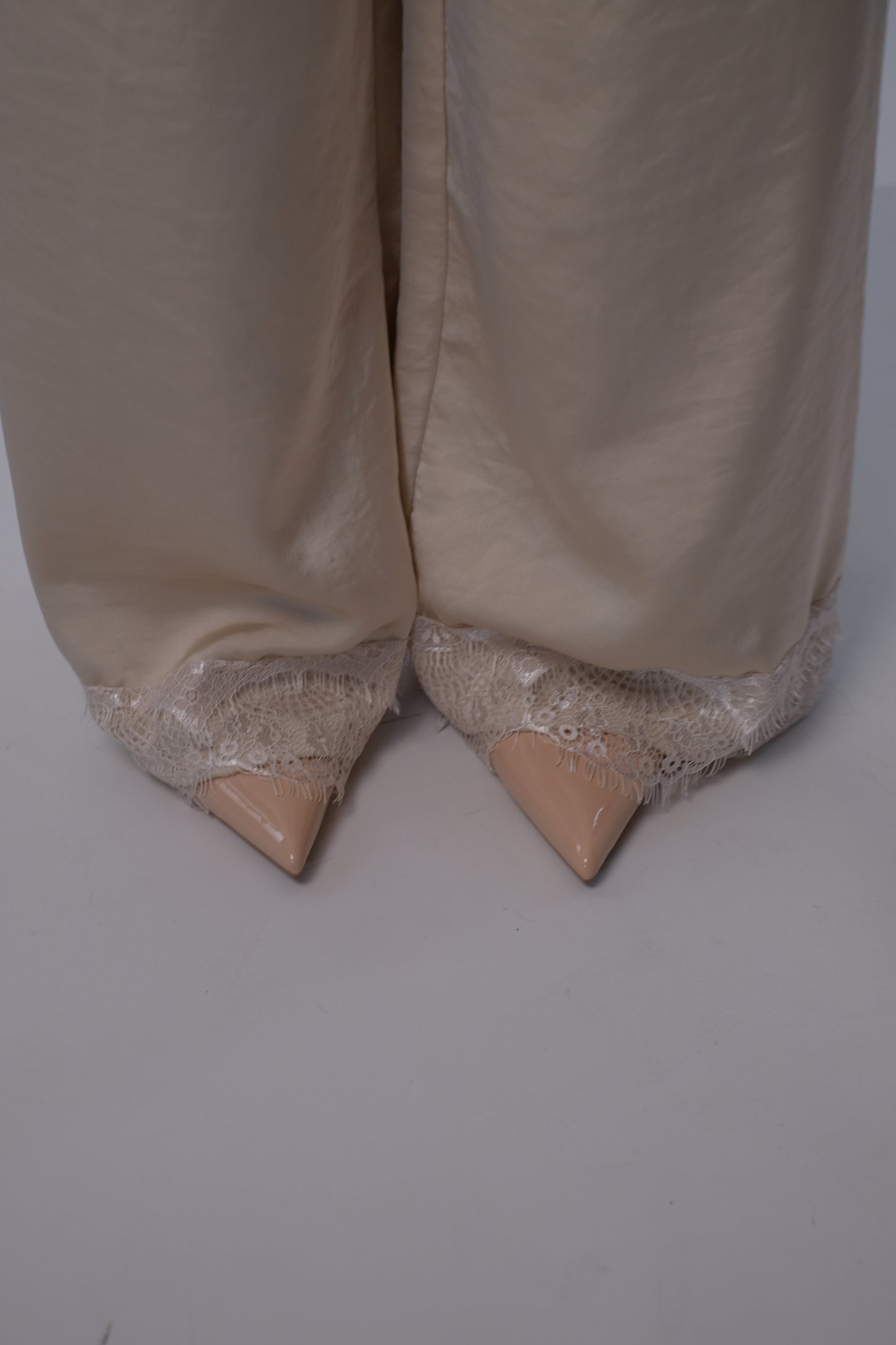 Pantalone in raso con pizzo