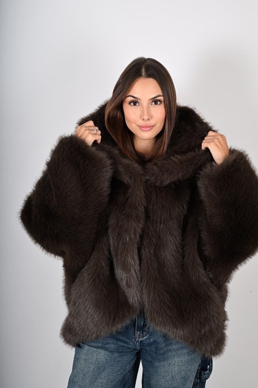 Eco-pelliccia con cappuccio