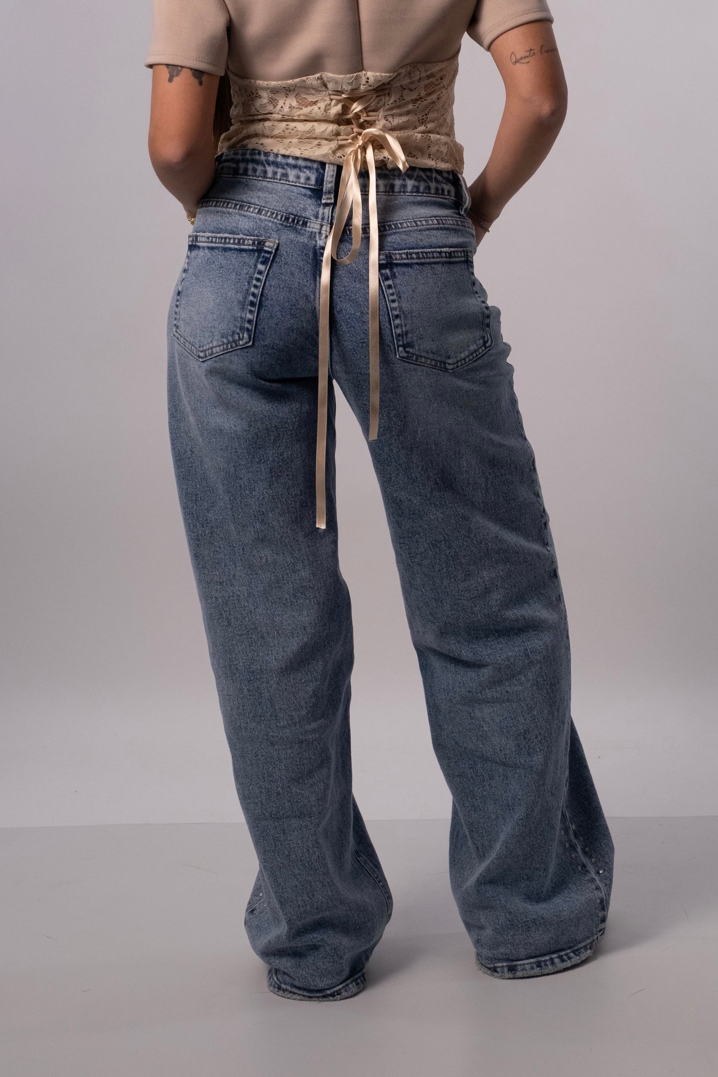 Denim mom fit con borchie
