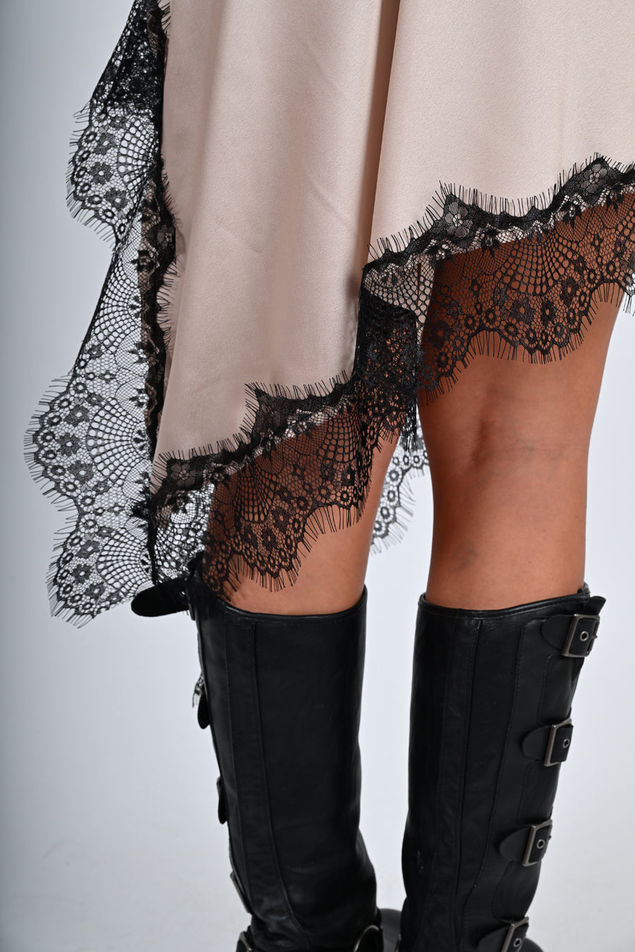 Abito svasato in raso con pizzo