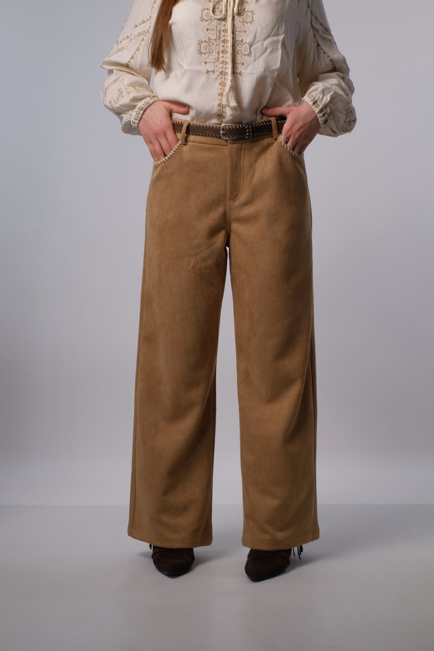 Pantalone in simil-camoscio con cintura