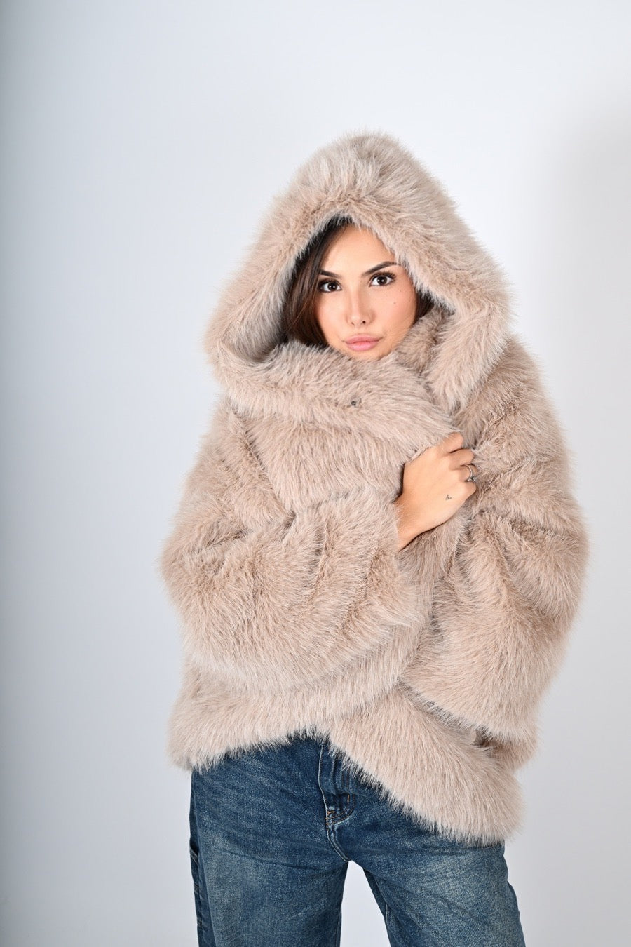 Eco-pelliccia con cappuccio
